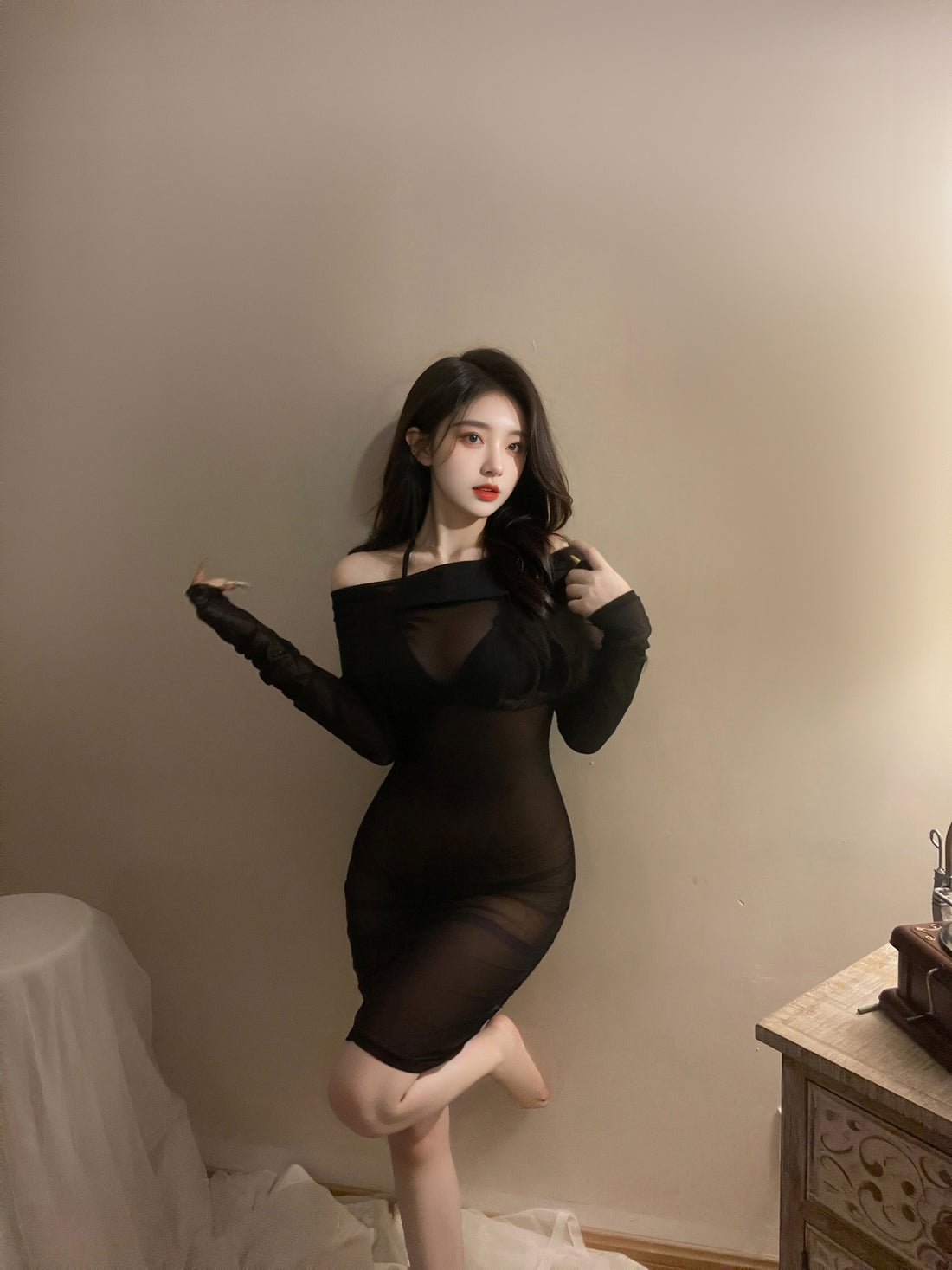 See-through strapless hip-hugging dress 透视露肩包臀裙